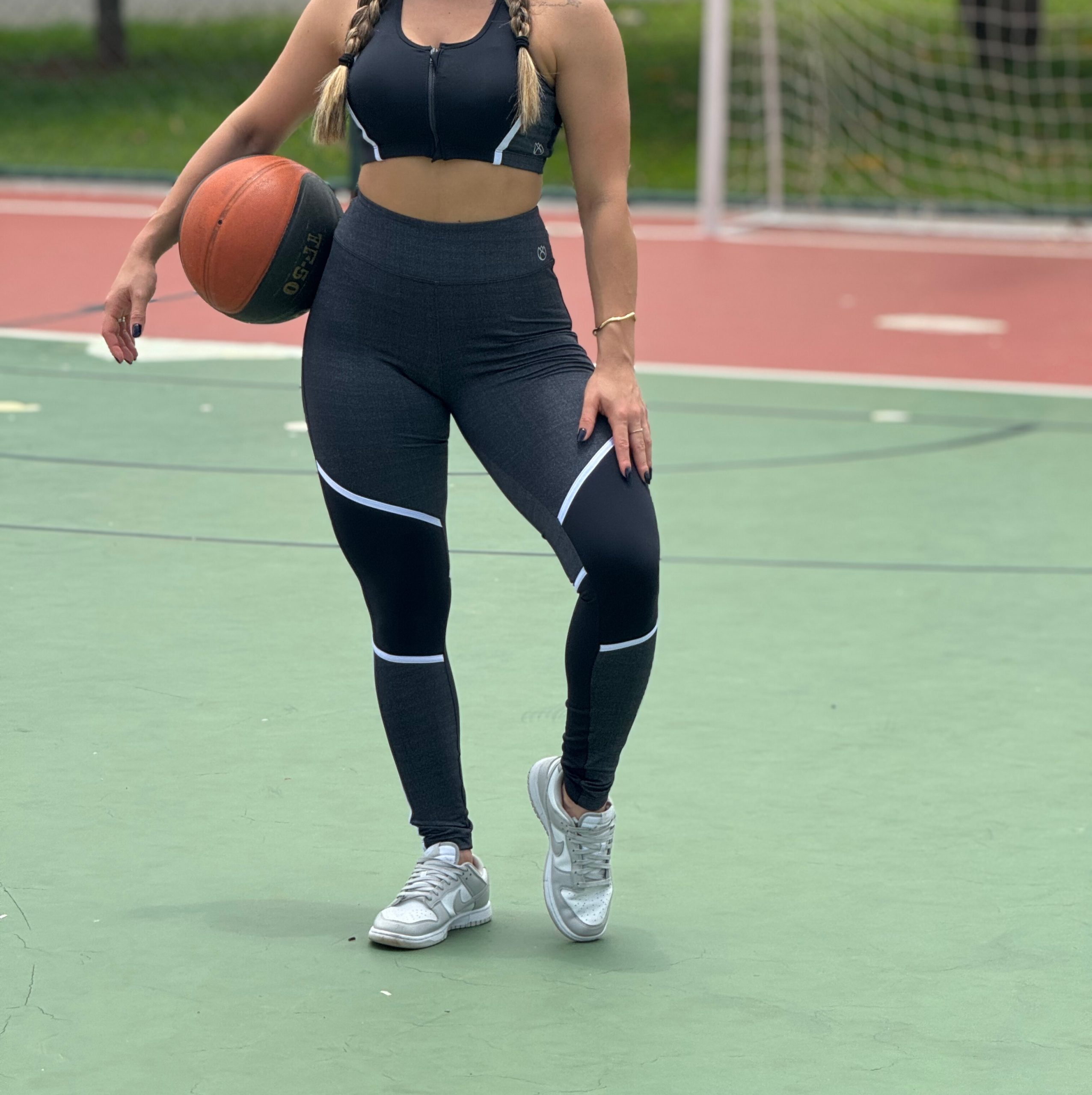 Calca Legging com Recorte Curvo e Presponto Galao